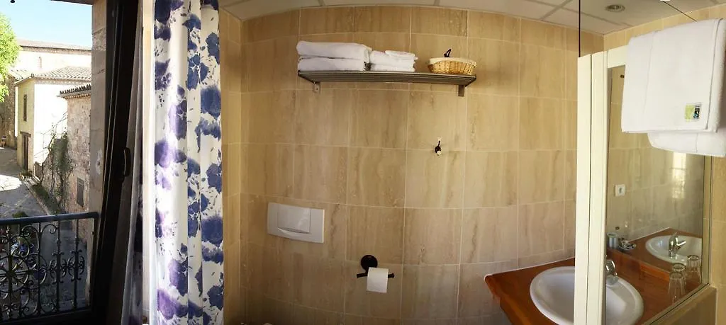 L'Ancienne Auberge Puycelci 2*,